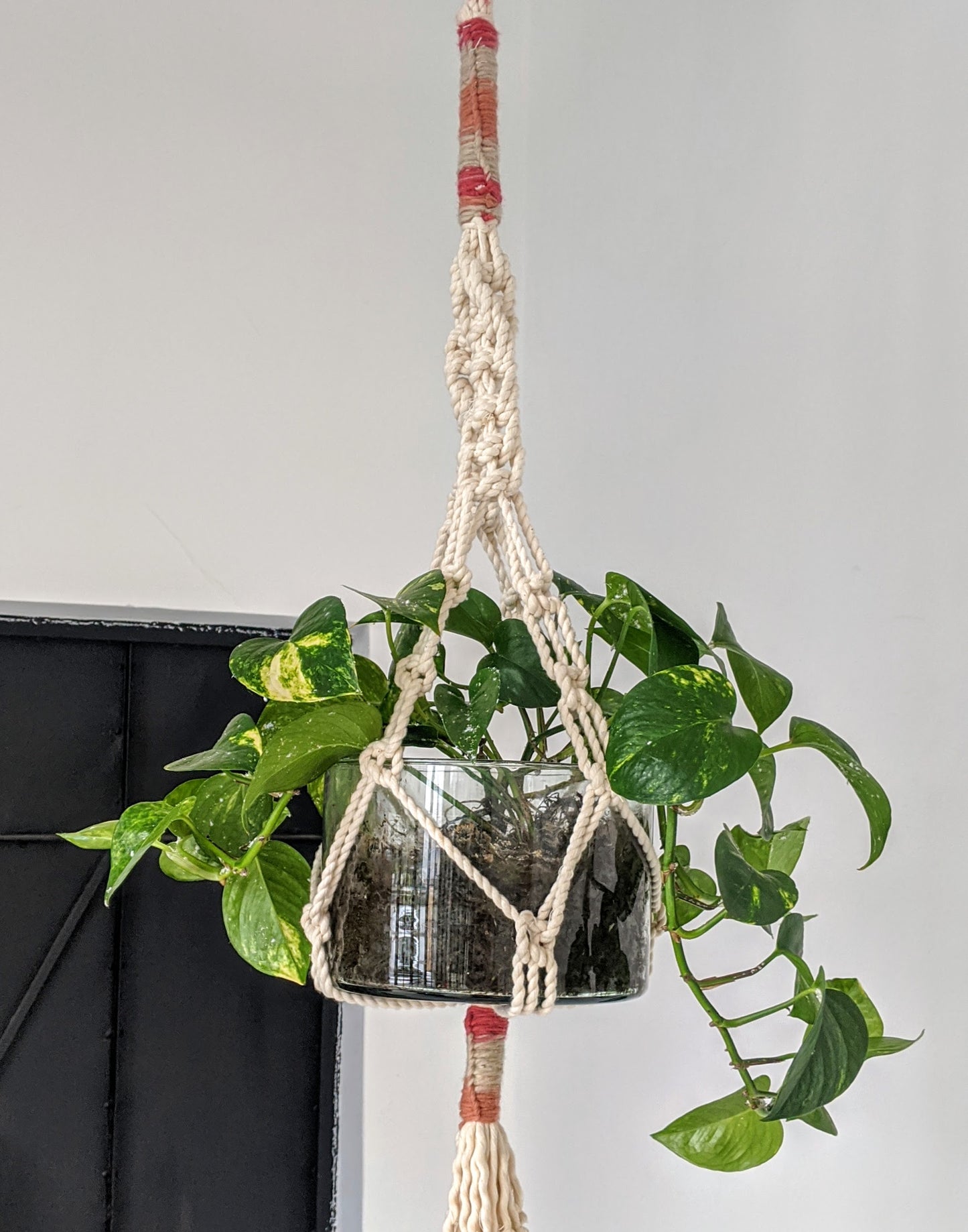 Macetero de macramé chico 100% algodón con detalle en tono 100% lana