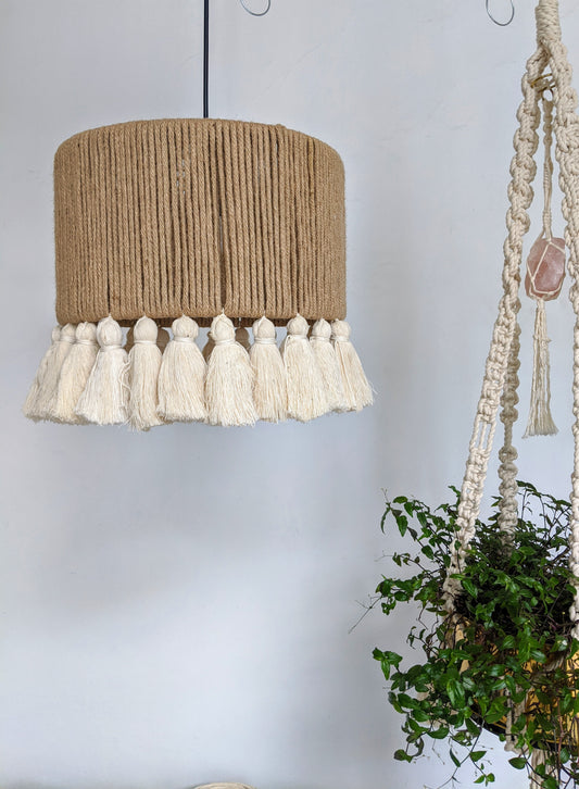 Lámpara sencilla con pompones