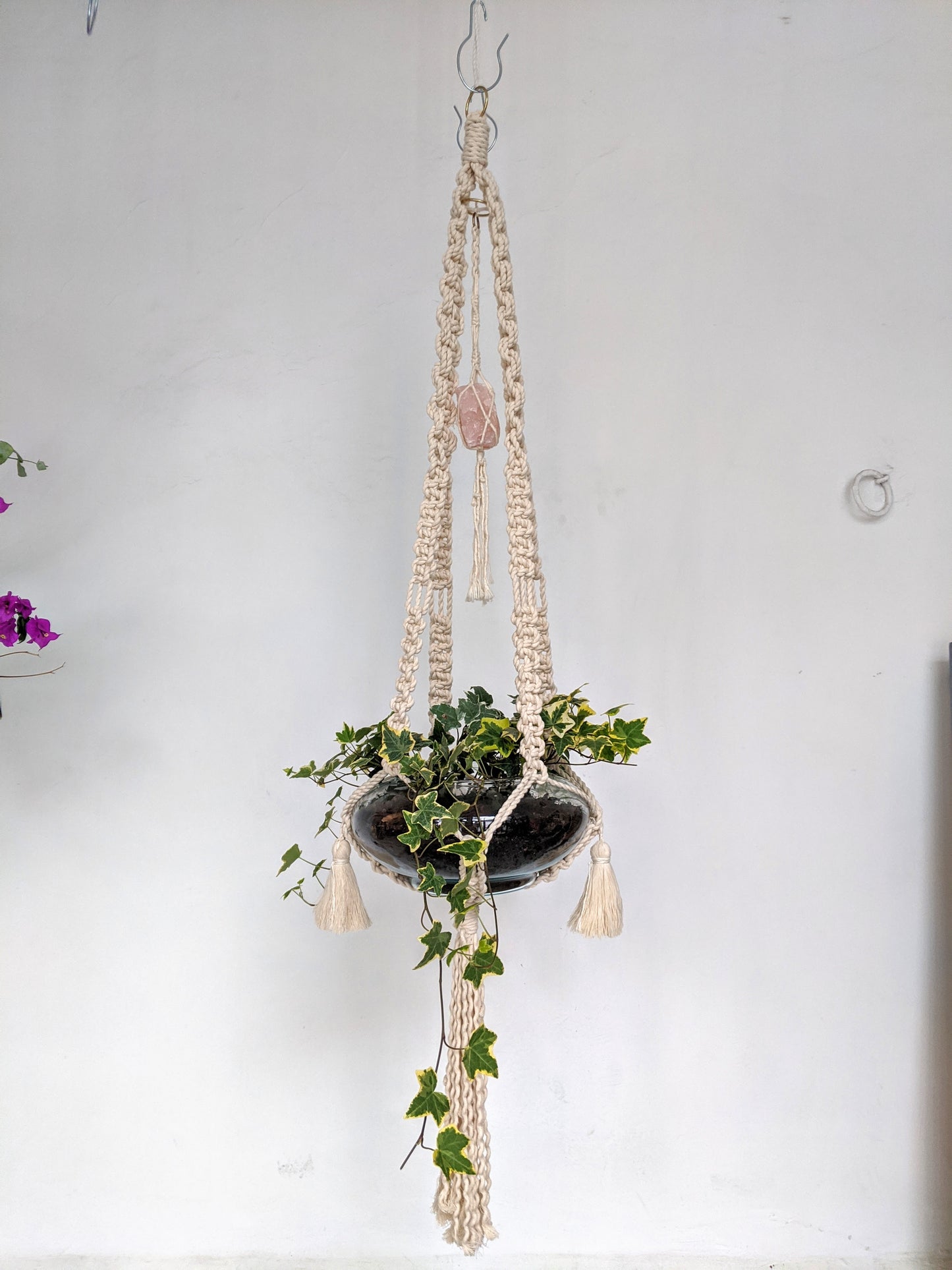 Macetero de macramé grande color crudo con CUARZO y detalle de pompones o borlas