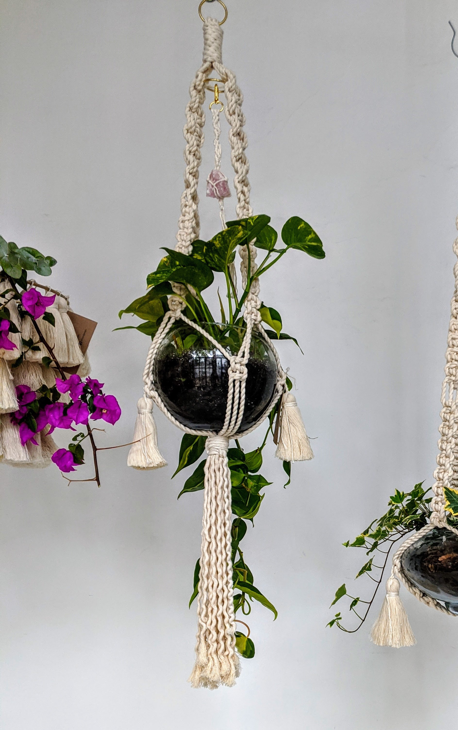 frutas Hablar con Comprometido Macetero de macramé chico color crudo c- CUARZO y detalle de pompones –  espiralprops