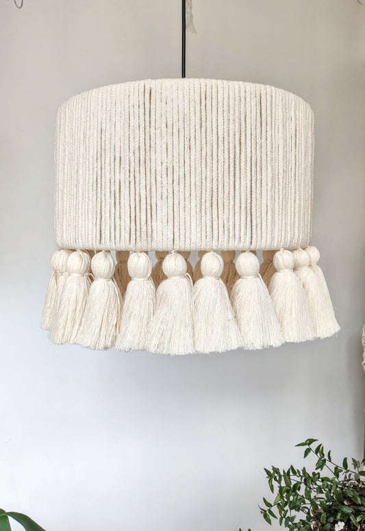 Lámpara sencilla con pompones