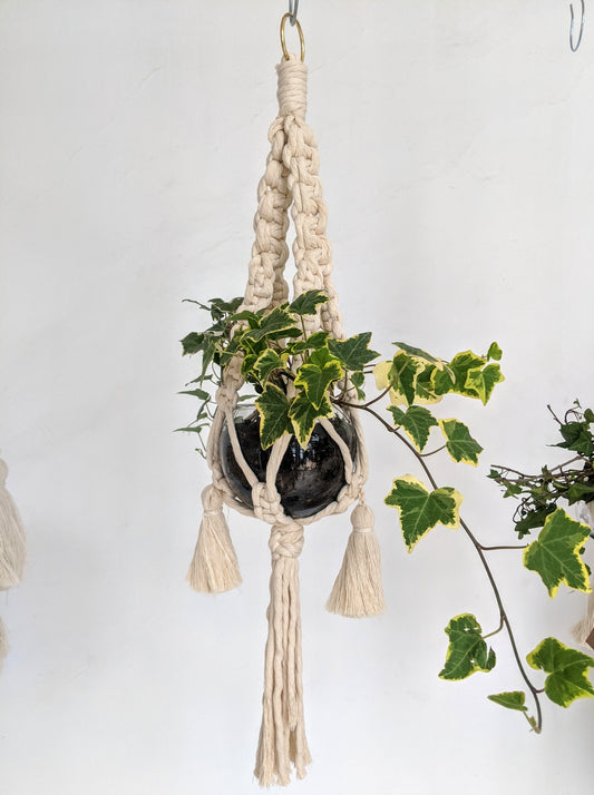 Macetero mini de macramé 100% algodón con detalle en tono 100% lana