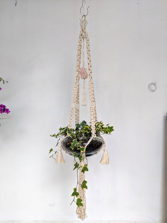 Macetero de macramé grande color crudo con CUARZO y detalle de pompones o borlas