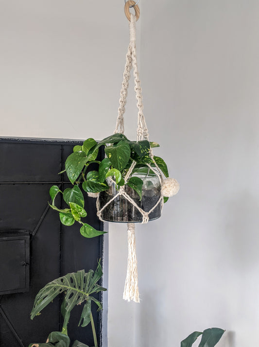 Macetero de macramé chico 100% algodón con detalle de pompones o borlas