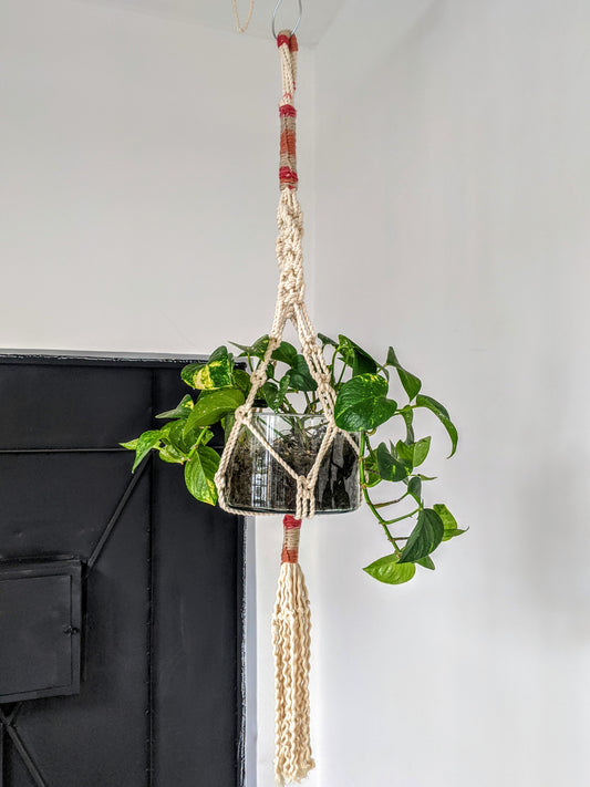 Macetero de macramé chico 100% algodón con detalle en tono 100% lana